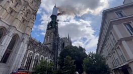Arde en llamas la aguja de la histórica catedral de Rouen (Francia)
