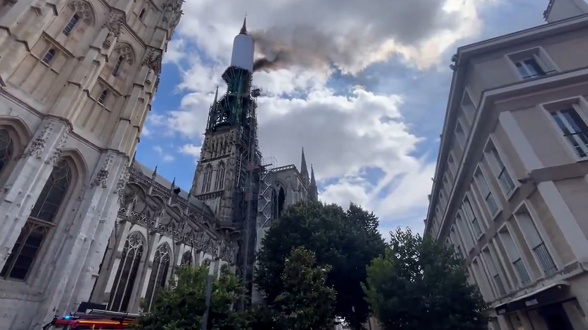 Arde en llamas la aguja de la histórica catedral de Rouen (Francia)