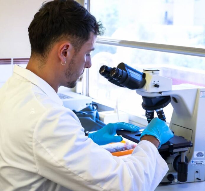 Descubren cómo el tejido sano podría anticipar las recaídas en el cáncer de mama