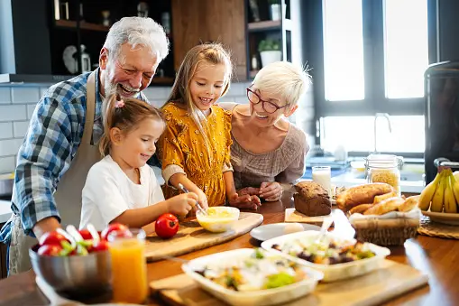 Abuelos cocinando con sus nietos. nd3000 Unsplash