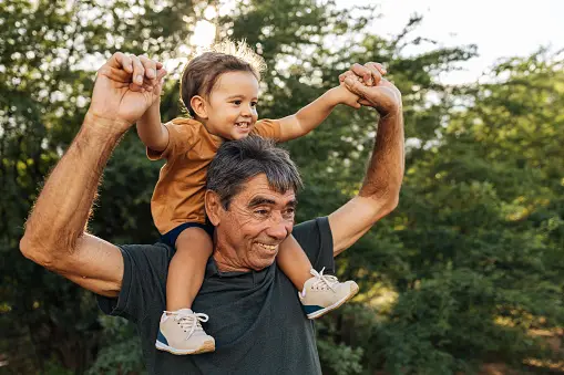 Abuelo con su nieto. 
klebercordeiro Unsplash