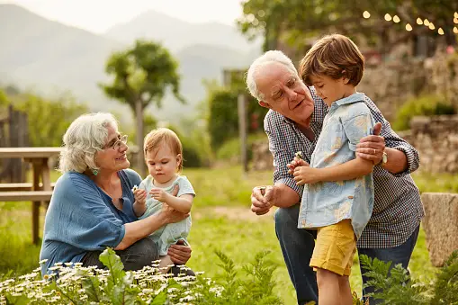 Abuelos con sus nietos. 
Morsa Images Unsplash