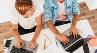 La Generación Z elige volver a la oficina: los jóvenes prefieren tres días de trabajo presencial