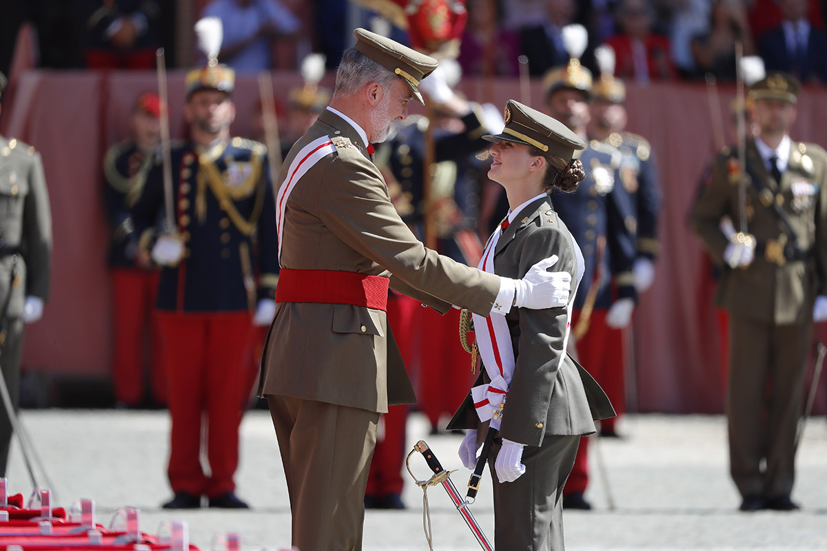 La princesa Leonor recibe la Gran Cruz del Mérito Militar de manos del Rey