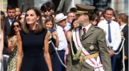 Letizia tira de fondo de armario para brillar en Marín con un vestido 'navy' muy favorecedor