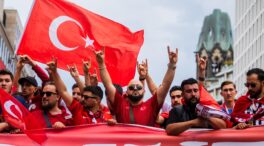 La Policía alemana media entre aficionados turcos por usar el gesto de los Lobos Grises