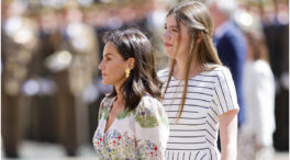 La reina Letizia y la infanta Sofía, en el día grande de Leonor: moda reciclada y un toque español
