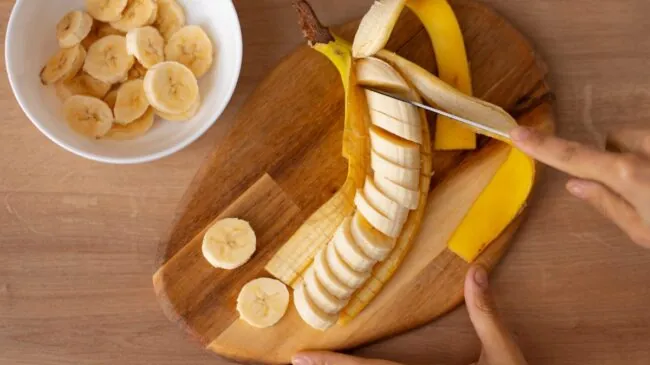 Por qué los expertos recomiendan comer un plátano justo después de cenar