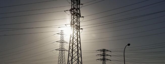El precio de la luz sigue bajando y cae un 40% este domingo, hasta los 30,4 euros/MWh
