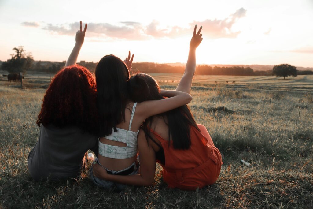 Chicas tranquilas disfrutando de las vistas. 
Matheus G. O Unsplash