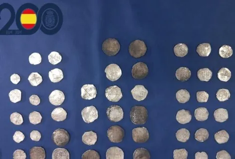 La Policía Nacional recupera en Murcia un lote de 59 monedas de plata de los siglos XVI-XVII