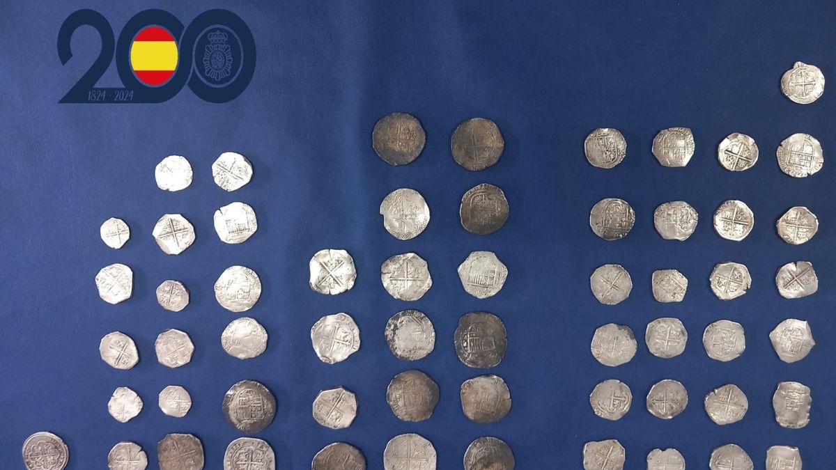 La Policía Nacional recupera en Murcia un lote de 59 monedas de plata de los siglos XVI-XVII