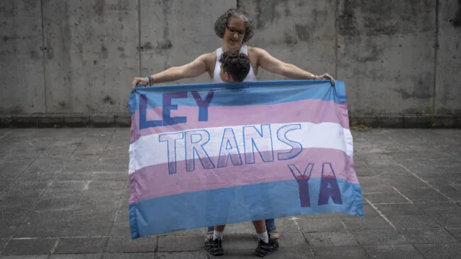 Un informe pionero en Reino Unido pide acompañamiento psicológico para niños trans