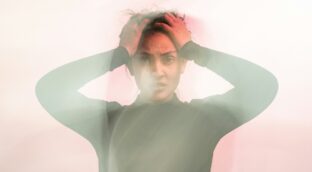 Cómo acabar con los pensamientos intrusivos o negativos: tres ejercicios de una psicóloga