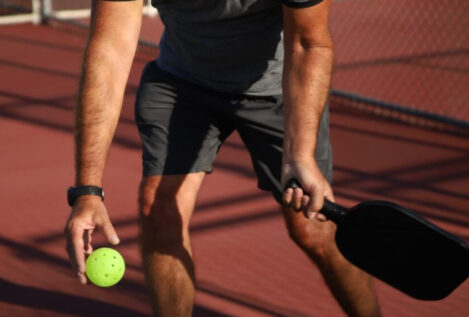 Pickleball: qué es y qué beneficios tiene jugar a esta mezcla de tenis, pádel y tenis de mesa