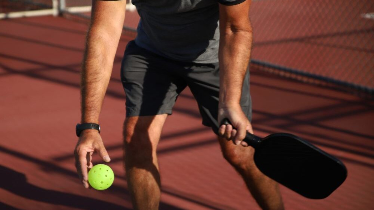 Pickleball: qué es y qué beneficios tiene jugar a esta mezcla de tenis, pádel y tenis de mesa