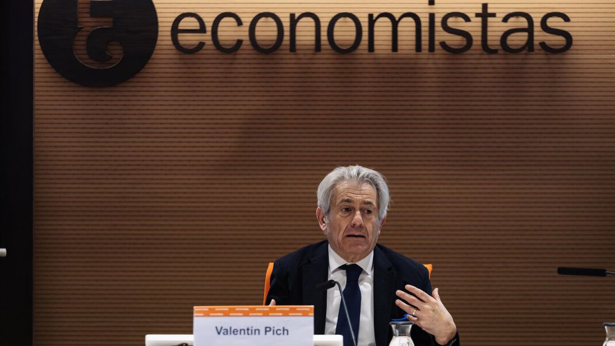 Los economistas elevan dos décimas su previsión de crecimiento del PIB este año