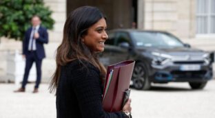 Atacan a la portavoz del Gobierno de Francia y su equipo en un acto de campaña electoral