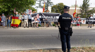 Protestas en los alrededores de Moncloa antes de la declaración de Pedro Sánchez