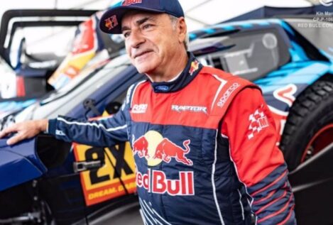 Carlos Sainz presenta el Ford con el que correrá en el Dakar: «El objetivo final es ganar»