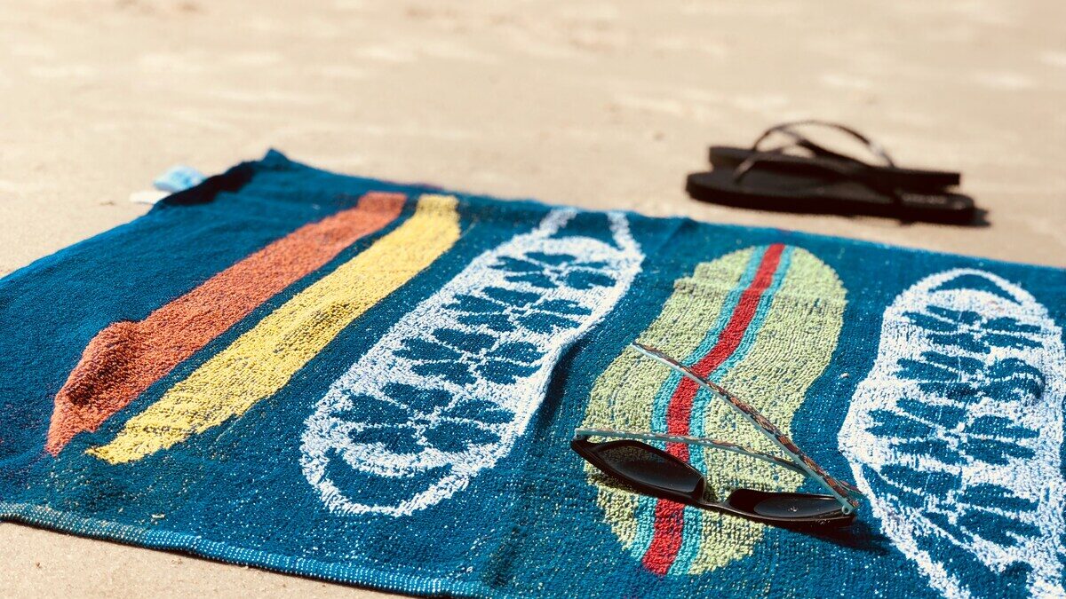 El truco que se hace viral para que no se llene la toalla de la playa de arena