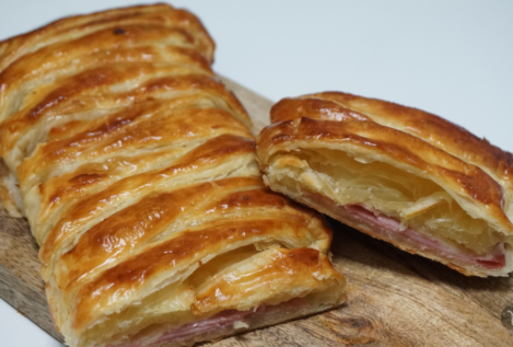 Cómo hacer una trenza de hojaldre rellena de beicon, dátiles y queso en lonchas