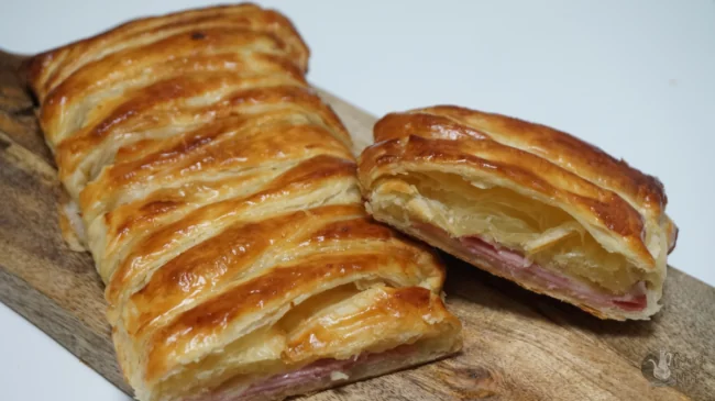 Cómo hacer una trenza de hojaldre rellena de beicon, dátiles y queso en lonchas