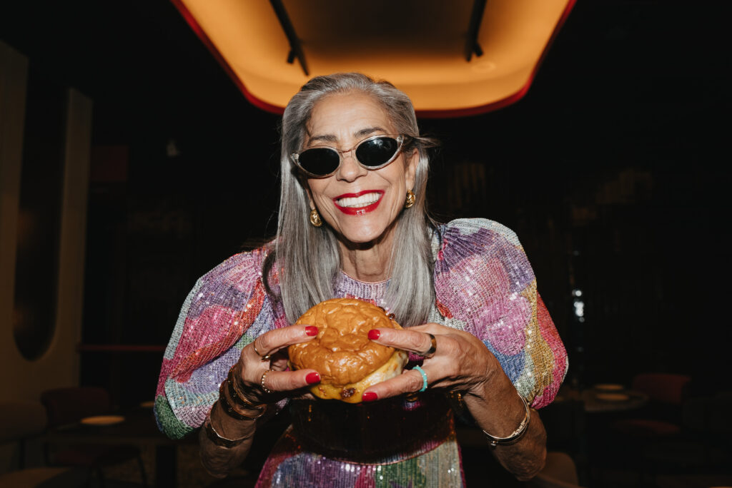 Abuela con una de las hamburguesas del restaurante BDP, Madrid. 