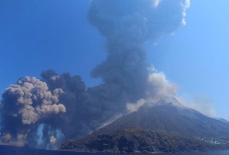 Italia eleva al máximo el nivel de alerta tras la erupción del volcán Estrómboli