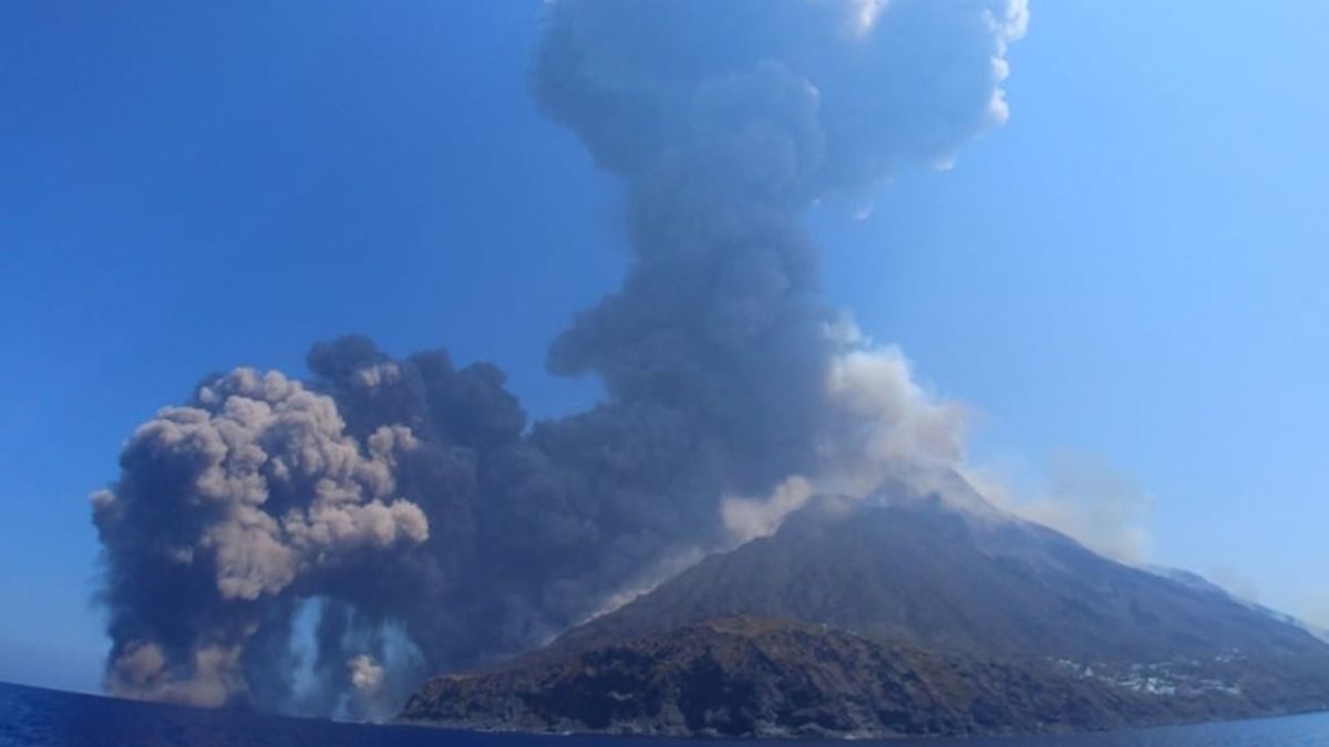 Italia eleva al máximo el nivel de alerta tras la erupción del volcán Estrómboli