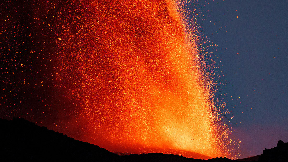 Italia eleva al máximo el nivel de alerta tras la erupción de los volcanes Etna y Estrómboli