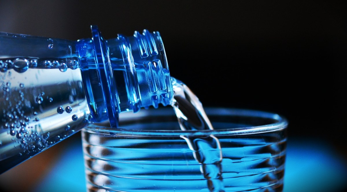 ¿Cuánta agua necesito beber para estar bien hidratado en verano?