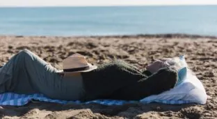 ¿Sabías que puedes ser multado por dormir en la playa?