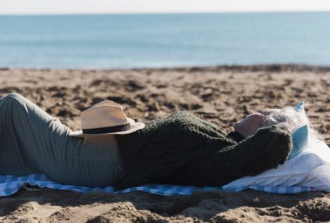 ¿Sabías que puedes ser multado por dormir en la playa?