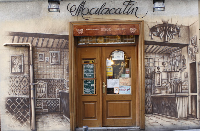 Fachada de Malacatín con la pared pintada, Madrid. 
Malacatín