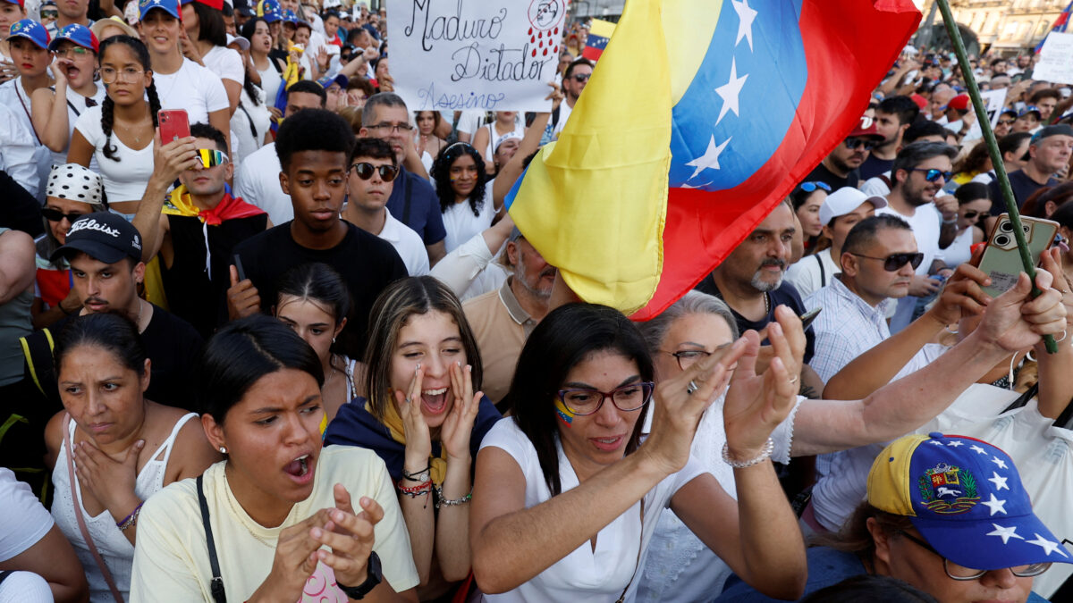 Las protestas contra Maduro se extienden a las ciudades españolas y llenan la Puerta del Sol