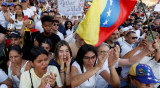 Las protestas contra Maduro se extienden a las ciudades españolas y llenan la Puerta del Sol
