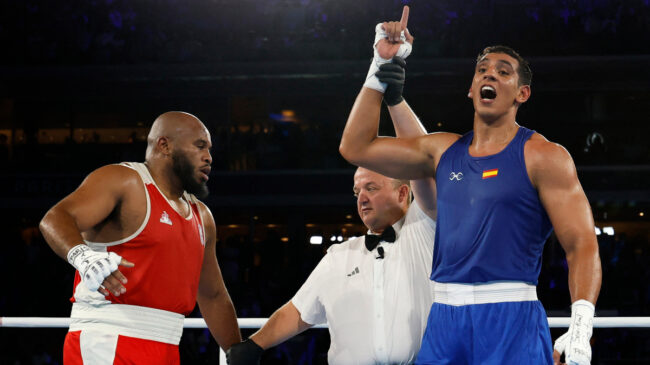 Ayoub Ghadfa asegura la primera plata para el boxeo español con sus directos y buscará el oro