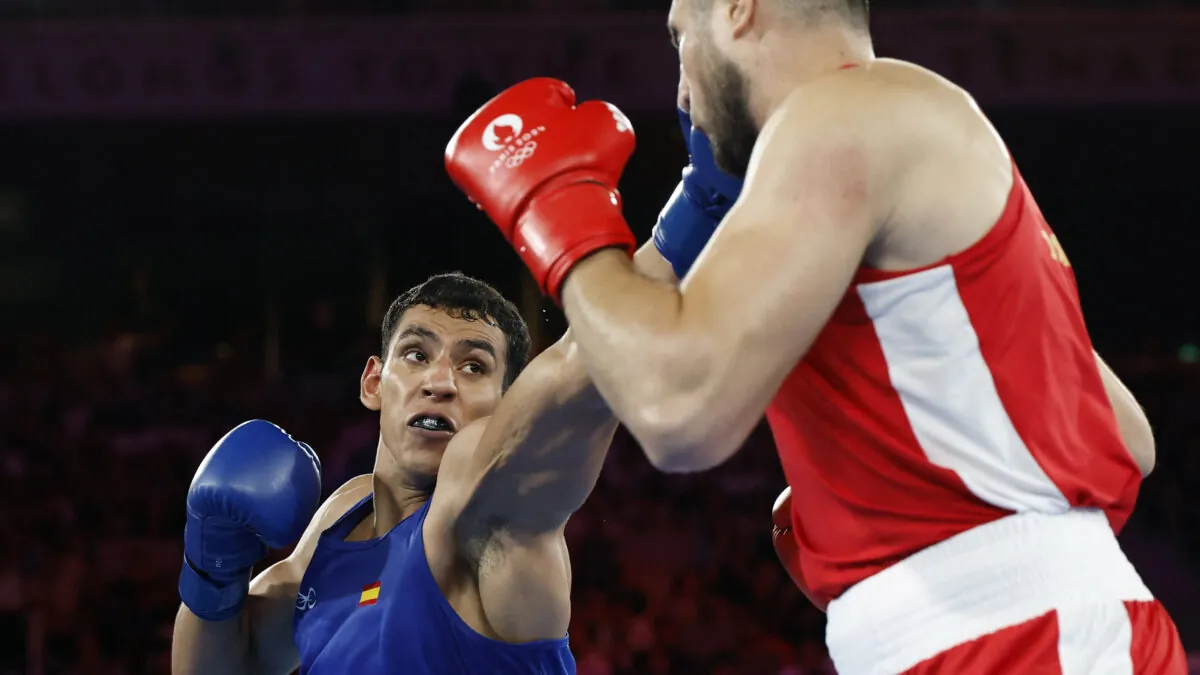 Ayoub Ghadfa se queda con la plata tras perder ante Jalolov, el invencible del boxeo