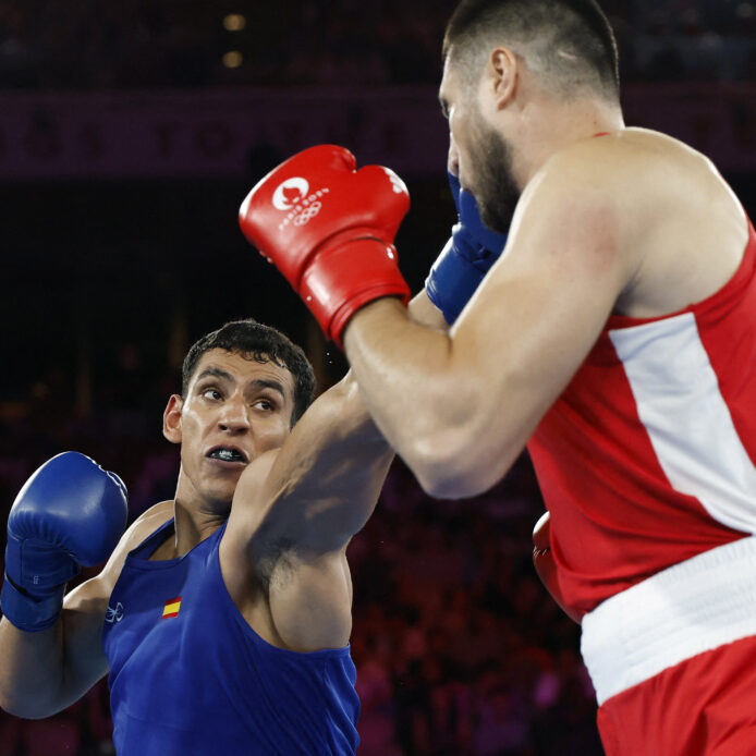 Ayoub Ghadfa se queda con la plata tras perder ante Jalolov, el invencible del boxeo