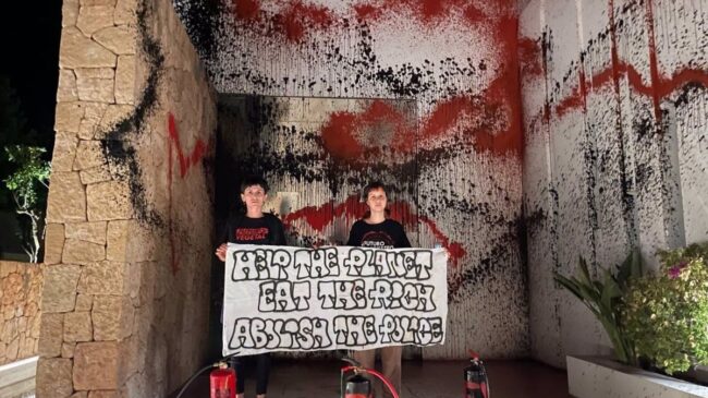 Activistas de Futuro Vegetal arrojan pintura a la vivienda de Messi en Ibiza
