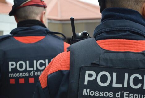 Los Mossos buscan a un hombre por amputar la mano de su pareja en Barcelona