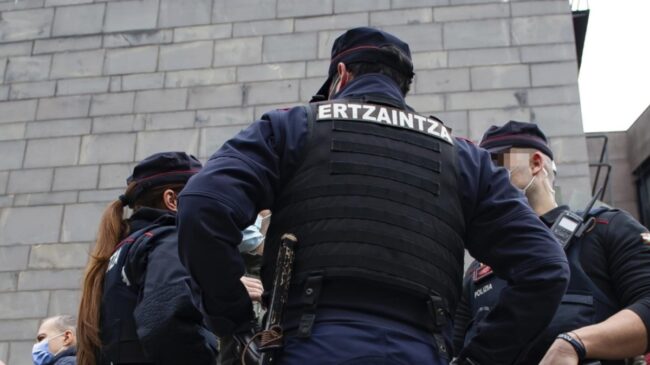 La Ertzaintza investiga la muerte violenta de un hombre atado a una silla en un piso de Irun