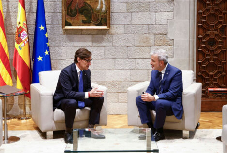 Illa recupera la bandera española al lado de la catalana en su reunión con Collboni