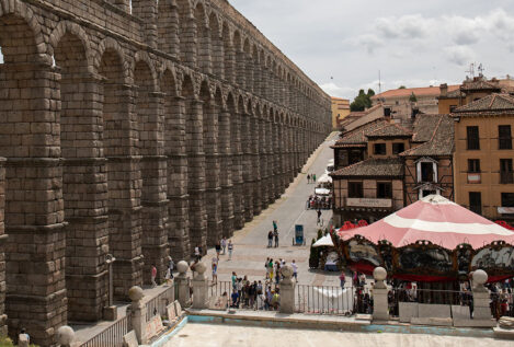 Denuncian a tres turistas por subir a un arco del acueducto de Segovia para hacerse una foto