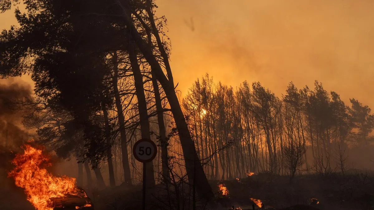 El incendio forestal que afecta al Parque Natural del Jurés (Orense) ha quemado 20 hectáreas