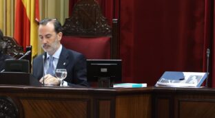 Le Senne (Vox), investigado por romper la foto de Picornell en el Parlamento balear