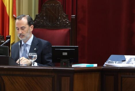 Le Senne (Vox), investigado por romper la foto de Picornell en el Parlamento balear