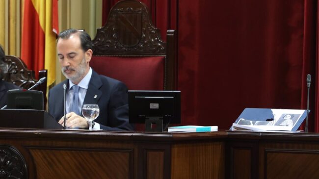 Le Senne (Vox), investigado por romper la foto de Picornell en el Parlamento balear