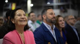 Una fundadora de Vox rompe el carné del partido tras la «traición» de Abascal a Meloni